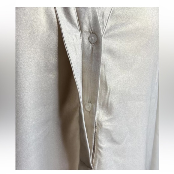 NWT- SLEEK CHIC SAMARA TOP by Chico’s Size 1 3/4 Button Up Dusted Gold LS - Picture 3 of 9